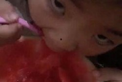 小孩吃瓜砸人视频真实,小孩吃瓜砸人事件引发社会关注