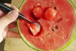 用勺子吃无籽瓜可以吗视频,勺子轻松享用，视频教你轻松学会