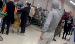 扔东西吃瓜视频,揭秘网络扔东西吃瓜视频的流行现象