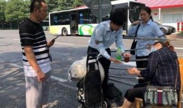 阿姨吃瓜赶车视频大全,趣味横生的乡村生活瞬间