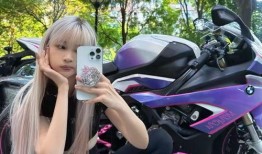 痞幼吃瓜吃自己头上视频,太逗了！