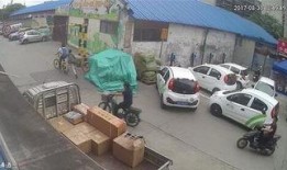 民警抓人吃瓜群众视频,吃瓜群众围观成焦点