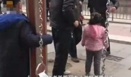 俩大爷打架吃瓜视频播放,俩大爷街头激情对决，吃瓜群众围观热议