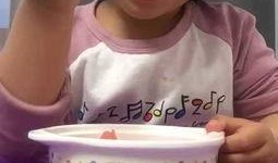 宝宝吃酥瓜搞笑视频,萌态百出，笑料连连！