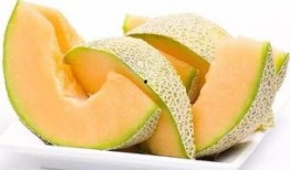 小朋友吃哈密哈密瓜的视频,小宝贝品尝哈密哈密瓜