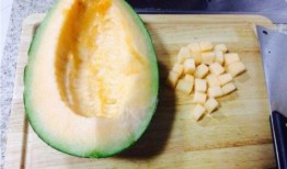 牛吃哈密瓜视频,趣味视频萌翻网友