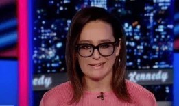 两个主持人拍吃瓜抖音视频,带你领略幕后精彩瞬间