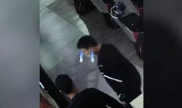 男子吃瓜群众摔倒视频真实,瓜还是别吃了？