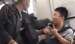 俩大爷打架吃瓜视频播放,俩大爷街头激情对决，吃瓜群众围观热议