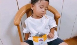 小男孩吃角瓜的视频播放,趣味视频引网友热议