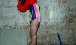 红衣女子吃瓜事件视频,网络热议背后的真相揭秘