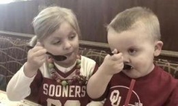 安慰弟弟吃瓜视频