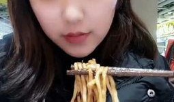 吃哈密瓜的丑女视频,意外成为网络红人