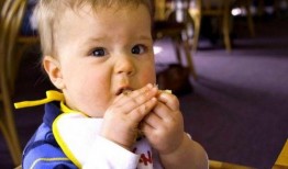 宝宝吃酥瓜搞笑视频,萌态百出，笑料连连！