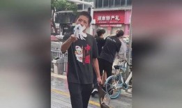 路边拍摄吃瓜视频