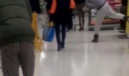 扔东西吃瓜视频,揭秘网络扔东西吃瓜视频的流行现象