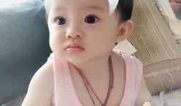 小朋友吃哈密哈密瓜的视频,小宝贝品尝哈密哈密瓜