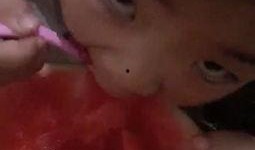 小孩吃瓜砸人视频真实,小孩吃瓜砸人事件引发社会关注
