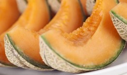 吃哈密瓜把整个塞嘴里搞笑视频,笑料横生！