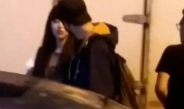 戴口罩女友吃瓜视频,女友吃瓜视频引发网友热议