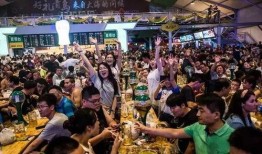 青岛啤酒节吃瓜开幕视频,吃瓜群众狂欢盛宴启幕