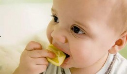 宝宝吃酥瓜搞笑视频,萌态百出，笑料连连！