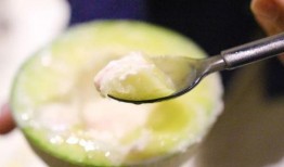 小孩吃哈密瓜冰糕视频,小朋友品尝哈密瓜冰糕的欢乐时光