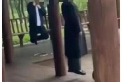 迎新凉亭吃瓜事件视频播放,视频曝光引发网友热议