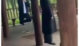 迎新凉亭吃瓜事件视频播放,视频曝光引发网友热议