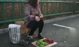 农村老娘子吃瓜视频播放,揭秘乡村生活趣味瞬间