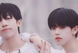 女孩吃瓜男生偷亲视频,女孩吃瓜瞬间，男生偷亲惊呆众人