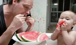 宝宝喂瓜给爸爸吃视频,宝宝喂瓜给爸爸吃的温馨瞬间
