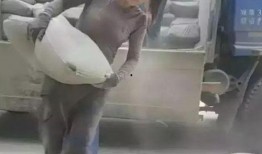 水泥工人吃瓜视频大全,揭秘工地生活趣味瞬间