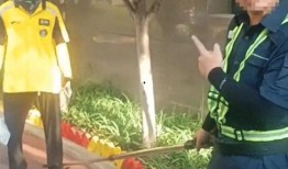 宜昌外卖小哥吃瓜视频,街头一幕引发网友热议