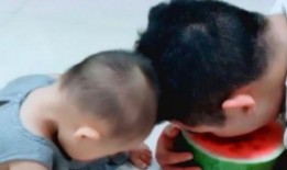 宝宝喂瓜给爸爸吃视频,宝宝喂瓜给爸爸吃的温馨瞬间