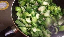 瓜妈大姐吃炒青菜视频,家常美味尽在这一盘