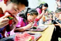 学生们的吃瓜大赛视频