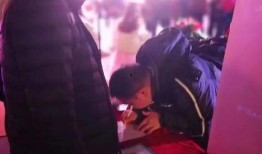 帅哥地摊吃瓜视频下载,帅哥挑战网红瓜果，下载视频见证美味瞬间