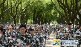 甘肃军训吃瓜事件视频播放,视频曝光引发社会关注