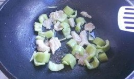 蛇瓜如何烧肉吃的视频,家常美味，营养滋补的烹饪新尝试