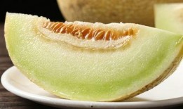 土豪吃蜜瓜的视频,土豪现场品尝顶级蜜瓜，奢华体验引网友热议