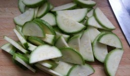 葫芦瓜可以油炸着吃吗视频,美味诱人的家常小炒