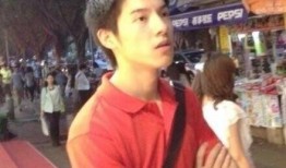 帅哥地摊吃瓜视频下载,帅哥挑战网红瓜果，下载视频见证美味瞬间