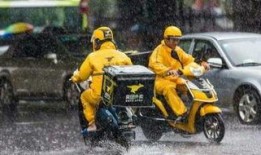 宜昌外卖小哥吃瓜视频,街头一幕引发网友热议