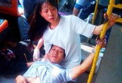 香港吃瓜女生跪地免费视频,真相与争议全解析