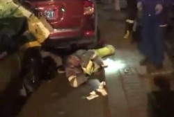 路边拍摄吃瓜视频