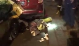 路边拍摄吃瓜视频