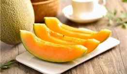 小孩吃哈密瓜冰糕视频,小朋友品尝哈密瓜冰糕的欢乐时光