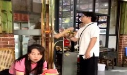 吃瓜遇到小情侣吵架视频,吃瓜群众目睹小情侣现场“开撕”