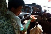 拉瓜司机吃西瓜视频,视频走红网络